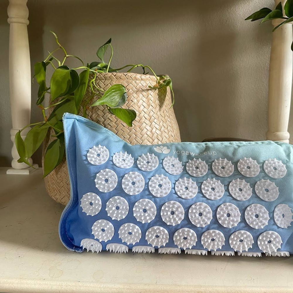 CUTE YOGAWAKEUP ACUPRESSURE PILLOW, Blue Ombre w/ White- Brand New, Never Used